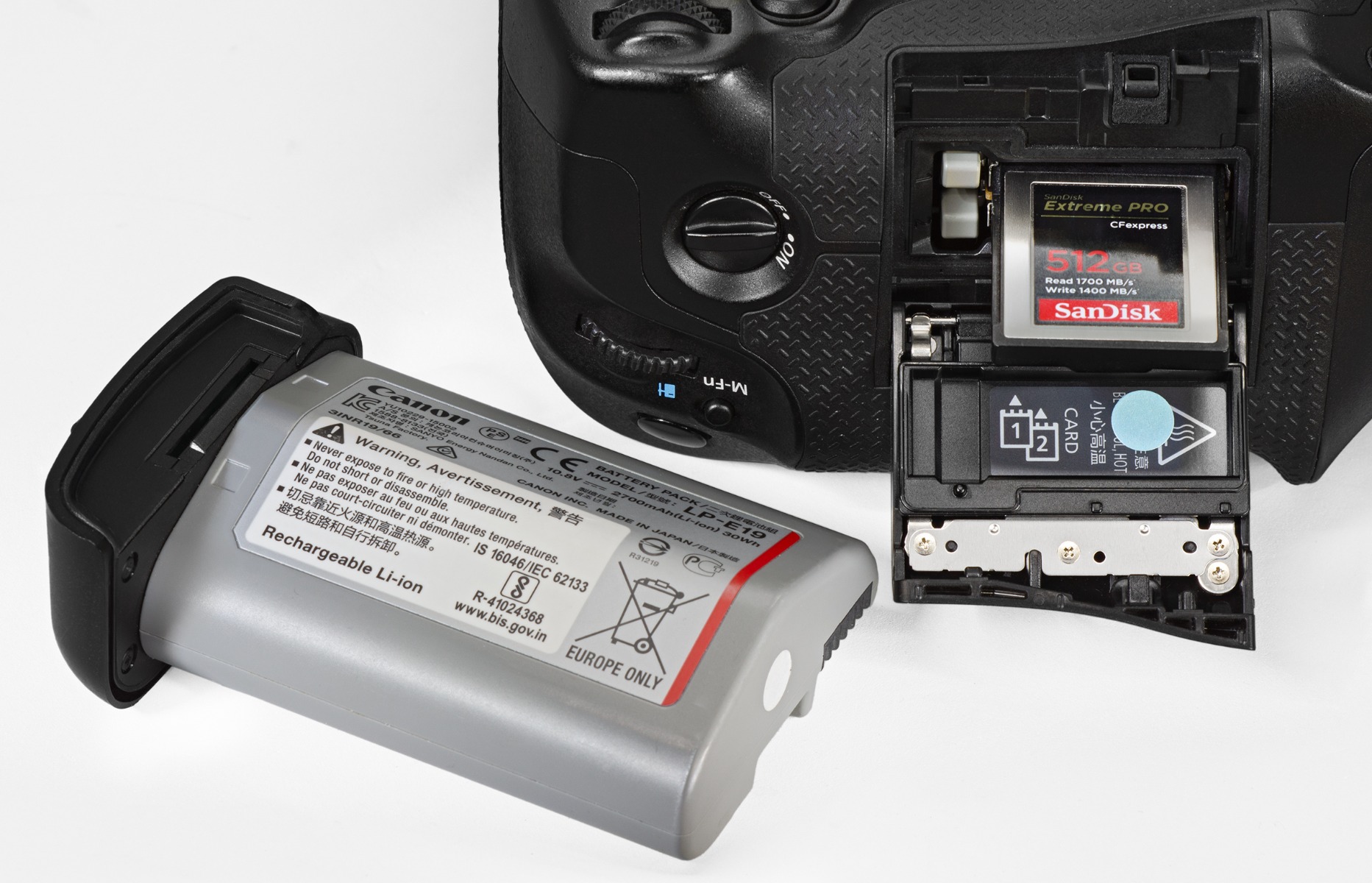 EOS_R1_akku_ja_muistikortti