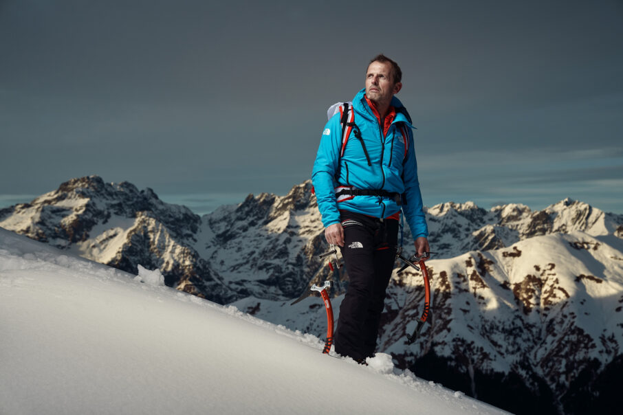 man-with-skis-standing-on-a-mountain-slope_wresized_w906